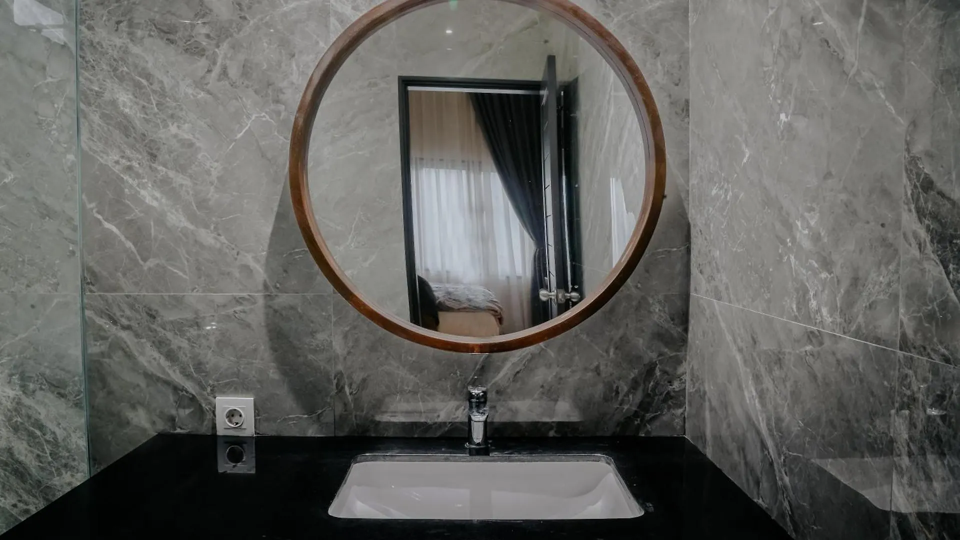 Shira House Bali Villa Legian